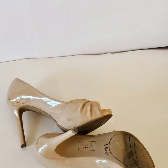 Fioni Women's Tan Peep Toe Heels - Picture 10 of 10